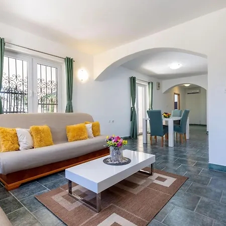 Maya S Mit Terrasse By Interhome דירה