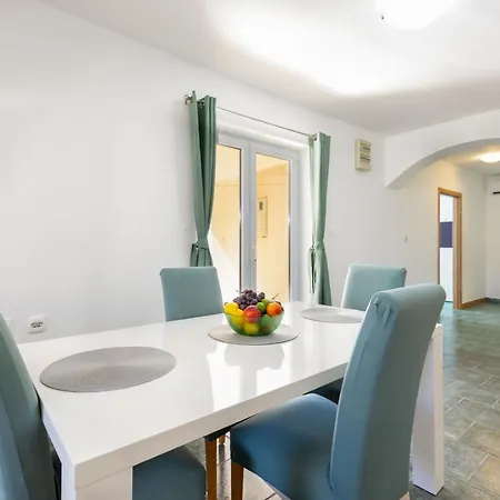 Maya S Mit Terrasse By Interhome רוגוזניצה