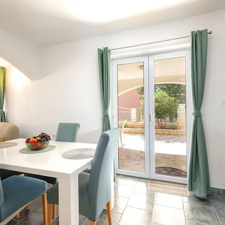 Maya S Mit Terrasse By Interhome רוגוזניצה