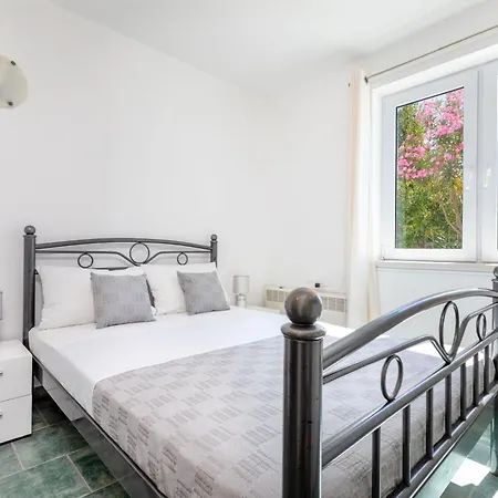 Maya S Mit Terrasse By Interhome רוגוזניצה