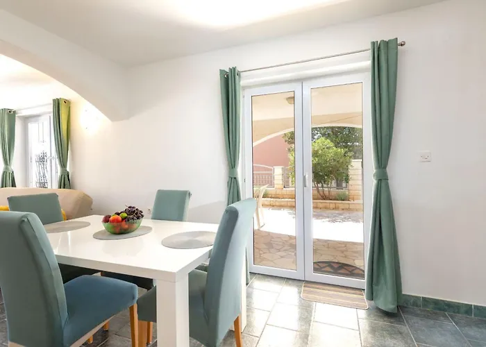 Maya S Mit Terrasse By Interhome רוגוזניצה