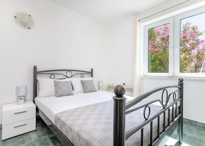 Maya S Mit Terrasse By Interhome רוגוזניצה