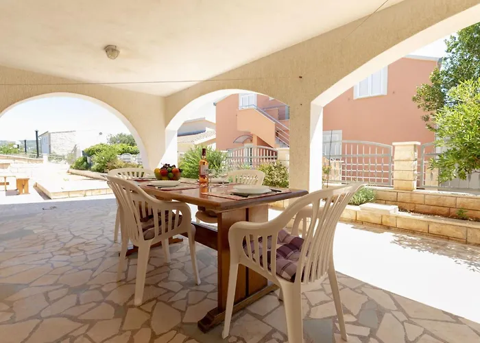 Maya S Mit Terrasse By Interhome רוגוזניצה